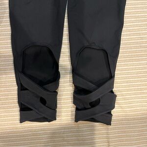 Manduka Women's  black capri Leggings with Cutout Design L large yoga gym straps